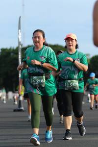 BIB: 218, 027
                            <button type="button" onclick="openModal(5173074)" class="btn btn-primary btn-sm float-right btn-popup" data-toggle="modal" data-target=".modal-high-quality">
                        <i class="fas fa-shopping-cart"></i> Add to Cart
                    </button>
                                            <button type="button" onclick="isThisMe(5173074, true)" class="btn btn-success btn-sm float-right btn-popup btn-isme hidden" data-toggle="tooltip" data-placement="bottom" title="นี่คือรูปของคุณใช่ไหม คลิกที่นี่เพื่อเอาเข้าอัลบั้ม">
                        <i class="fas fa-plus"></i> Add to album
                    </button>
                    <button type="button" onclick="isThisMe(5173074, false)" class="btn btn-warning btn-sm float-right btn-popup btn-isnotme hidden">
                        <i class="fas fa-ban"></i> Remove from album
                    </button>